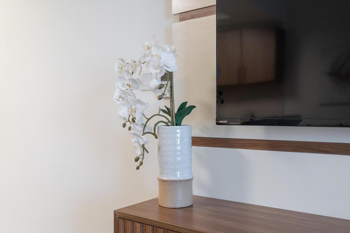 Fabulous Studio In Jvc With Fully Fitted Kitchen *